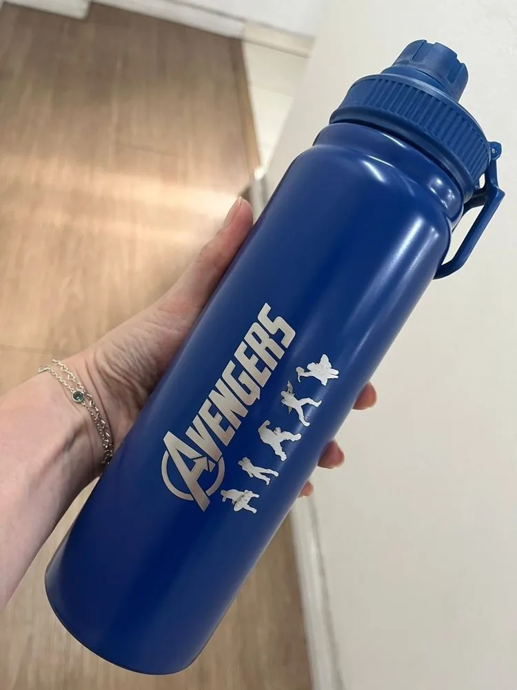 Garrafa personalizada com tema Avengers